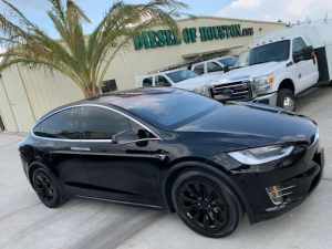Tesla, X 75D, 2015. Запас хода от 400 км.