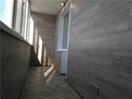 Быстрая и качественная отделка балкона ламинатом в Минске!
