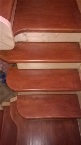 Изготовленные лестниц из массива.